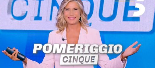 Crollo ascolti Mediaset: Pomeriggio 5 perde già spettatori, flop Caduta Libera con Scotti.