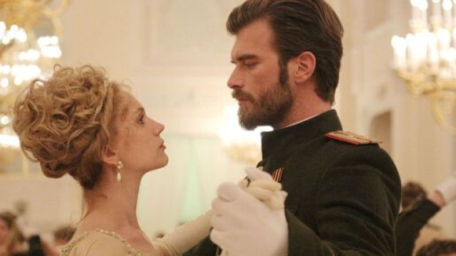 Come finisce La ragazza e l'ufficiale su Canale 5