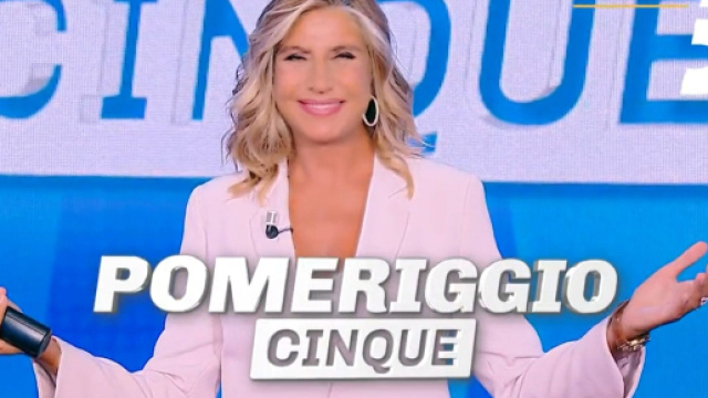 Crollo ascolti Mediaset: Pomeriggio 5 perde già spettatori, flop Caduta Libera con Scotti.