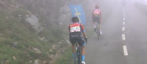 Ciclismo, Mikel Landa e Sepp Kuss sulla salita dell'Angliru.