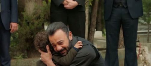 Terra amara, trame al 24/09: Fekeli affranto al funerale di Yilmaz, Adnan lo consola.