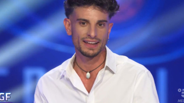 GF, Giuseppe pronuncia una parolaccia ma si scusa: 'Non mi sono reso conto' (Video).