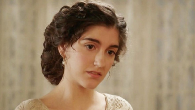 La Promessa, trame spagnole: Jimena allontana Jana dalla tenuta, Pia rischia la vita.