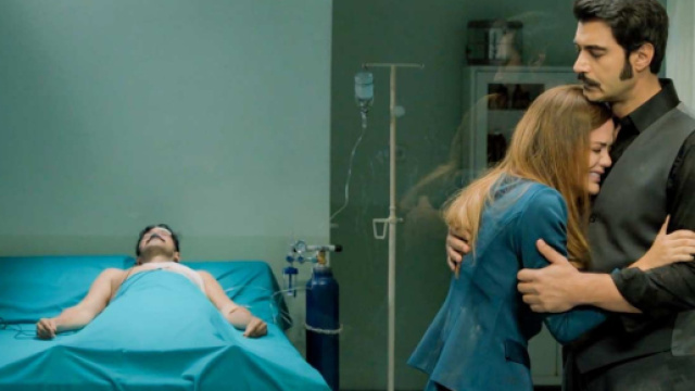 Terra amara, trame 22 e 23 settembre: Yilmaz muore e affida la sua famiglia a Demir,
