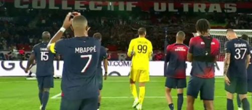 Les joueurs du PSG à la fin du match contre Nice (capture Twitter @PVSportFR)