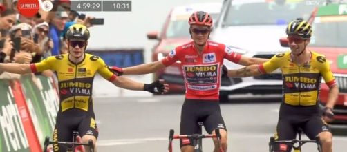 Vuelta Espana, l'arrivo di Sepp Kuss, Jonas Vingegaard e Primoz Roglic nella ventesima tappa