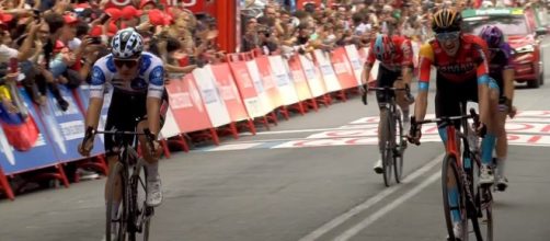 Ciclismo, l'arrivo della penultima tappa della Vuelta Espana con Remco Evenepoel battuto da Poels