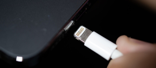 Ricarica smartphone: perchè le postazioni pubbliche possono essere ... - wired.it
