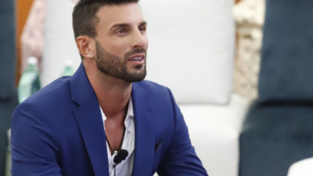 GF, Claudio critica Signorini: 'C'è una parola che non doveva dire' (Video).