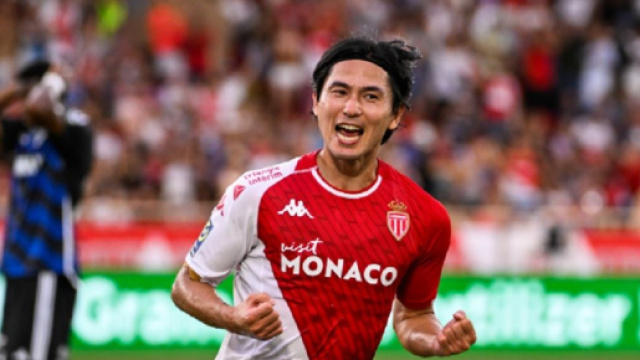 Takumi Minamino est favori pour remporter le Trophée UNFP du mois d'août (Screenshoot Twitter @ActuFoot_)