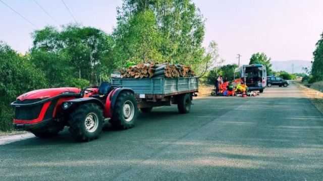 L'uomo, dopo essere caduto dal mezzo, è stato schiacciato dalla ruota del carrello carico di legna.