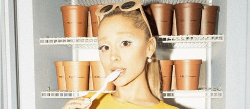 Ariana Grande: commessa in gelateria per un giorno per promuovere il suo brand di make up.