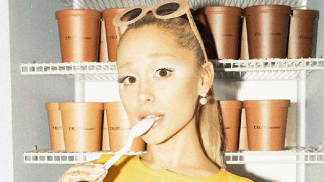 Ariana Grande: commessa in gelateria per un giorno per promuovere il suo brand di make up.