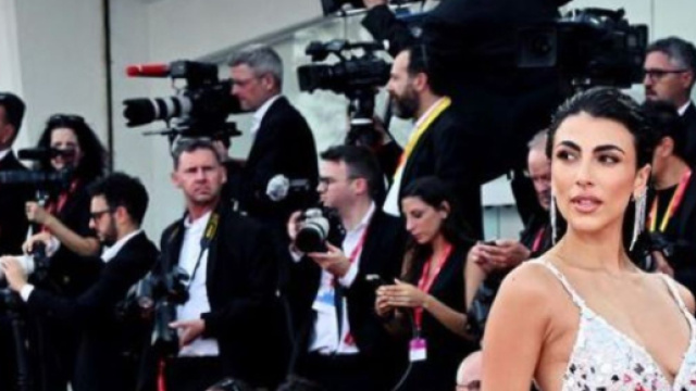Venezia: Giulia Salemi calca il red carpet con un abito tempestato di pietre preziose.