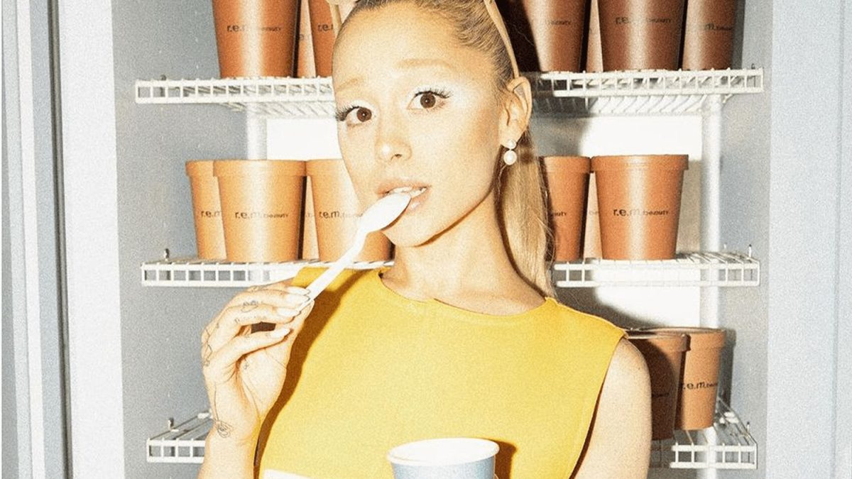 Ariana Grande: commessa in gelateria per un giorno per promuovere il suo  brand di make up