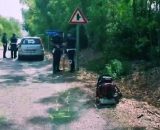 La polizia effettua i rilievi di rito dopo l'investimento dell'uomo.