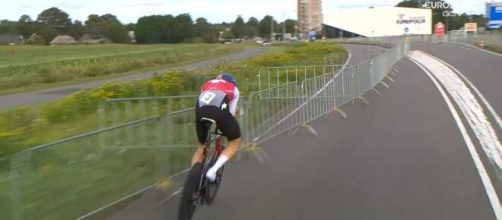 Ciclismo, l'incidente a Stefan Küng nella crono degli Europei.