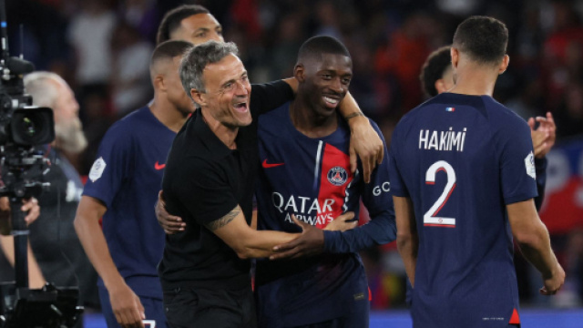 Luis Enrique et ses joueurs du PSG (capture Twitter @Actu Foot)