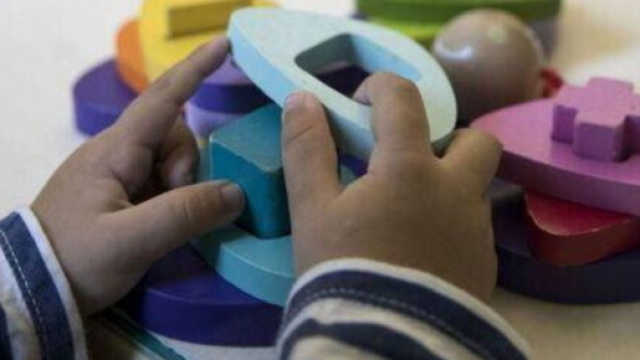 New York, bambino muore di overdose all'asilo: trovato Fentanyl in un materassino.