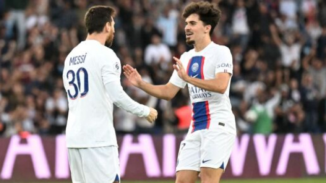 Vitinha et Messi la saison passée au PSG.(screenshot Twitter - @PassionFootClub)
