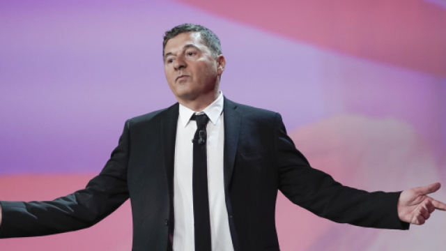 Ballando con le stelle, Teo Mammucari si riprende su un monopattino: 'Attento alla multa'.