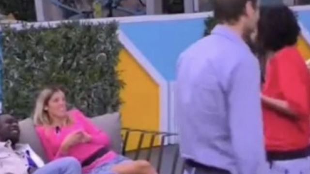 Grande Fratello, Fiordaliso ironizza su Arnold: 'Sei troppo scuro, non ti vedevo' (Video).