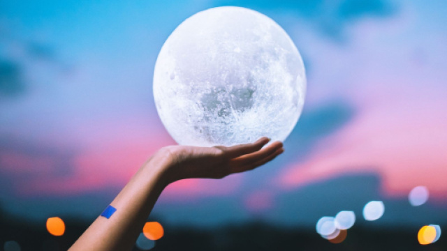 L'oroscopo del giorno 27 settembre: Luna in Pesci, incognite per Bilancia (2ª parte).