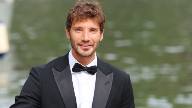 Stefano De Martino volta pagina: avvistato in scooter con una ragazza.