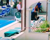 Il bimbo venne risucchiato dai bochettoni della piscina.