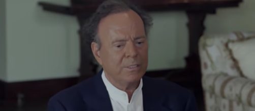 Julio Iglesias conoció a Marina Rijnsburger en un aeropuerto de Indonesia (YouTube, laSexta)