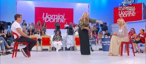 Uomini e donne, Gemma scatena il caos, i fan: 'Basta elemosinare amore, è senza vergogna'.