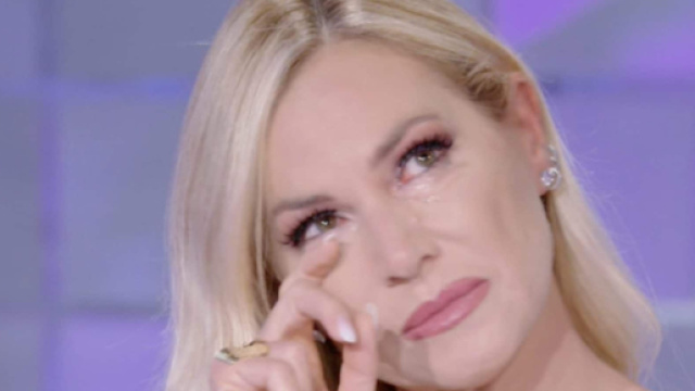 Federica Panicucci ricorda tra le lacrime suo padre: Nei suoi ... - fanpage.it