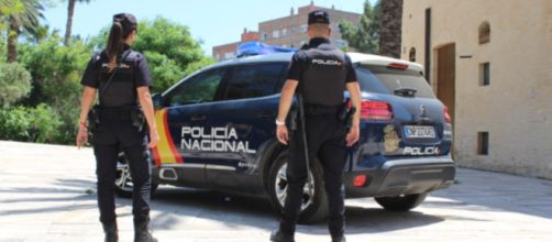 El año pasado, los agentes de la Policía encontraron el cadáver de la niña en la cama junto a su madre (X, @policia)