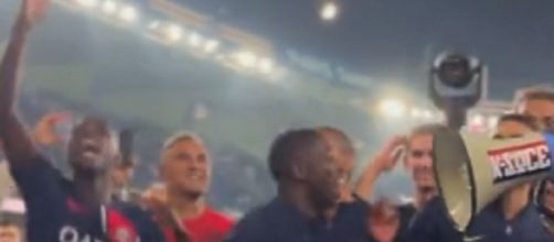 Les joueurs du PSG à la fin du match contre L'OM (capture Twitter @PVSportFR)