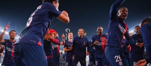 Les joueurs du PSG fêtant leur victoire contre l'OM (capture Twitter @ActuFoot_)