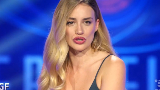 GF, Heidi perde le staffe con Anita dopo essere stata definita una 'ragazza facile' (Clip).