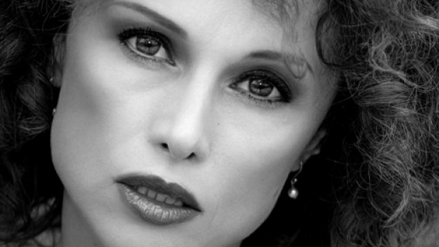 GF, i concorrenti non volevano alzarsi dopo la sorpresa a Beatrice: 'Dai, facciamo finta'.