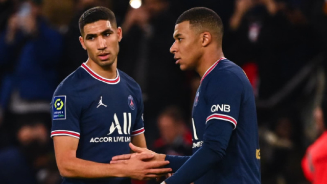 Kylian Mbappé et Achraf Hakimi sous les couleurs du PSG (capture Twitter @panams75)