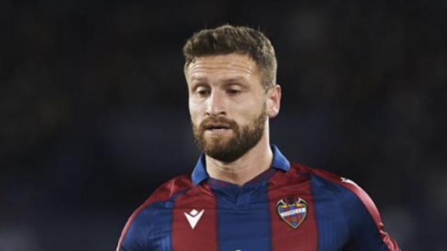 Shkodran Mustafi, centrale difensivo.