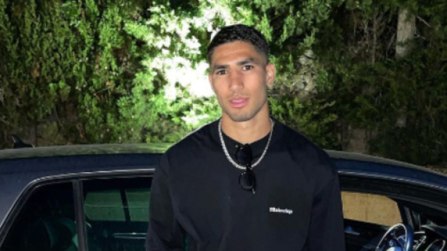 Achraf Hakimi aime la mode (capture Twitter Actu Foot)