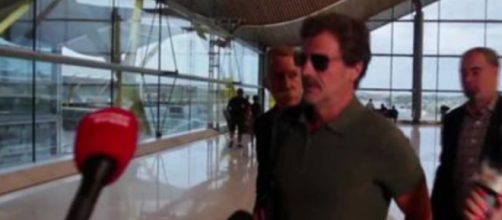 Rodolfo Sancho iba con el semblante serio en el aeropuerto tailandés (Captura de pantalla de Telecinco)