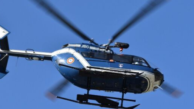 L’hélicoptère de la Gendarmerie pour les recherches. Image @Jackie LouDL de Pixabay