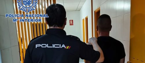 Imagen de la detención del hombre que mató al conejo de la niña (Policía Nacional)