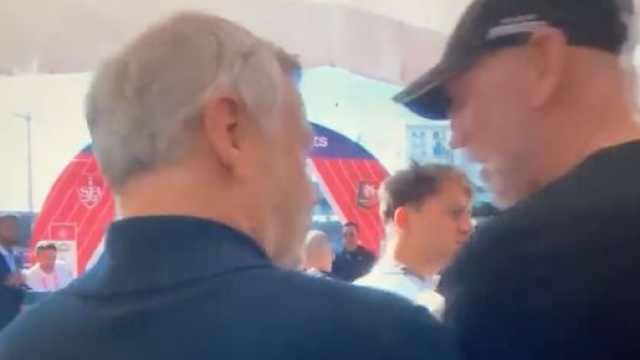 Bruno Genesio et Eric Roy en discussion sur le niveau de l'OM. (screenshot Prime Video)