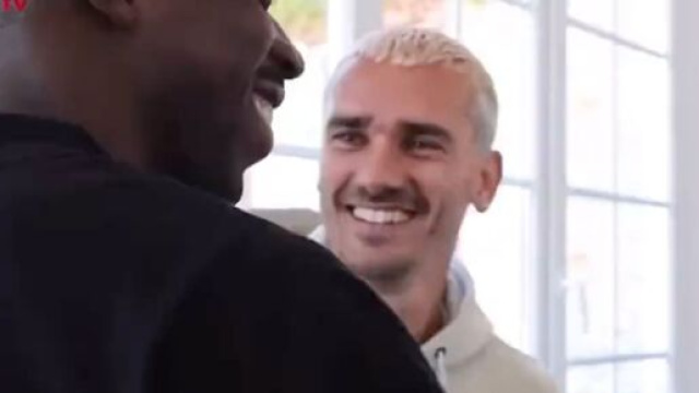 Ousmane Dembélé et Antoine Griezmann avec l'équipe de France. (screenshot Twitter - @neodadaisms)