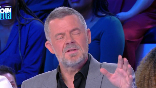 Le chroniqueur Éric Naulleau compare l’abaya à une croix gammée dans TPMP. Source : capture d’écran C8.