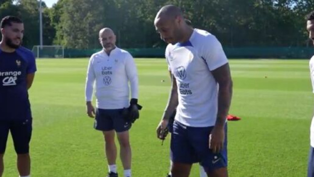 Thierry Henry s'est présenté à son groupe des Espoirs. (screenshot Twitter - @ActuFoot_)