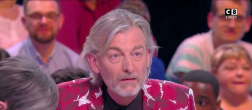 Gilles Verdez, chroniqueur dans TPMP est contre le port de l’uniforme. Source : capture d’écran C8.