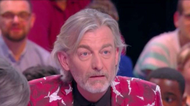Gilles Verdez, chroniqueur dans TPMP est contre le port de l’uniforme. Source : capture d’écran C8.