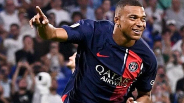 Proche du Real mais toujours parisien, Mbappé était sur toutes les lèvres lors du mercato, jusque dans le vestiaire du Real. (@DeadlineDayLive)